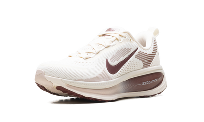 Vomero 18 WMNS"Pale Ivory Red Sepia Silt Red Dark Team Red" HM6804 108