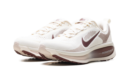 Vomero 18 WMNS"Pale Ivory Red Sepia Silt Red Dark Team Red" HM6804 108